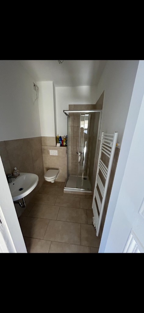 Fertiges Bad mit Dusche, WC und Handtuchheizkörper