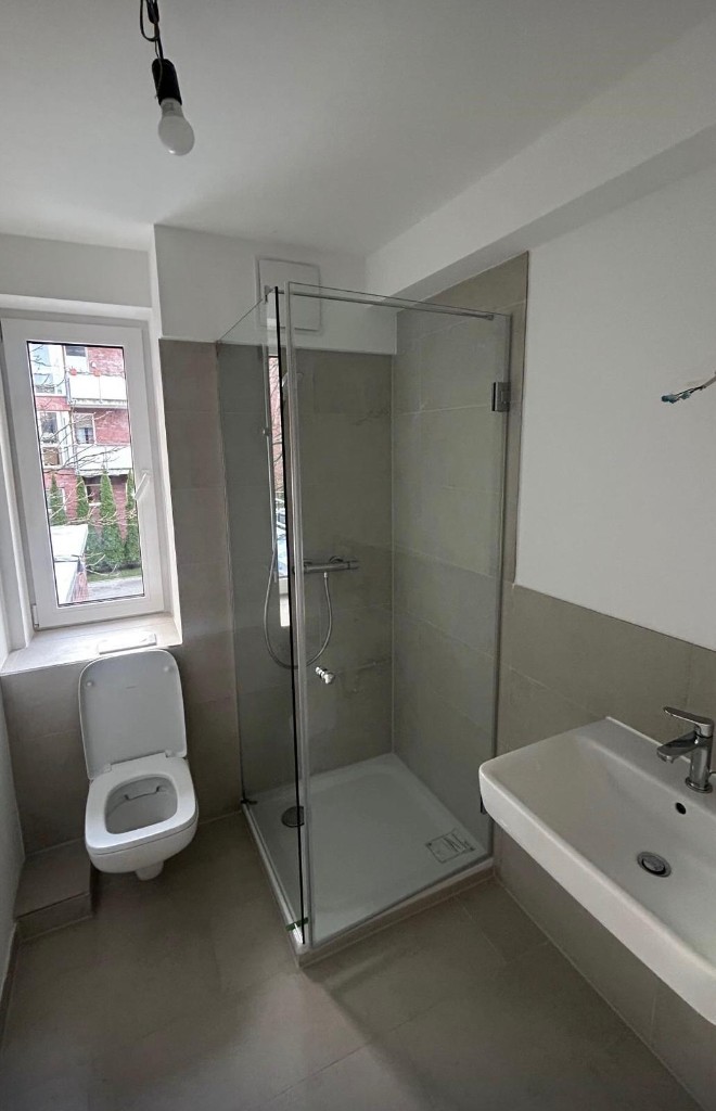 Modernes Bad mit Fenster und Glasdusche